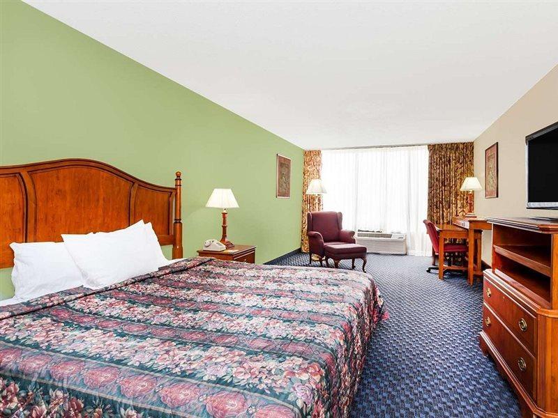 Days Inn & Suites By Wyndham Se Columbia Ft Jackson Eksteriør bilde