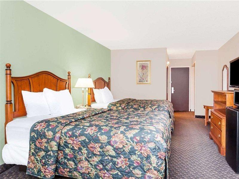 Days Inn & Suites By Wyndham Se Columbia Ft Jackson Eksteriør bilde