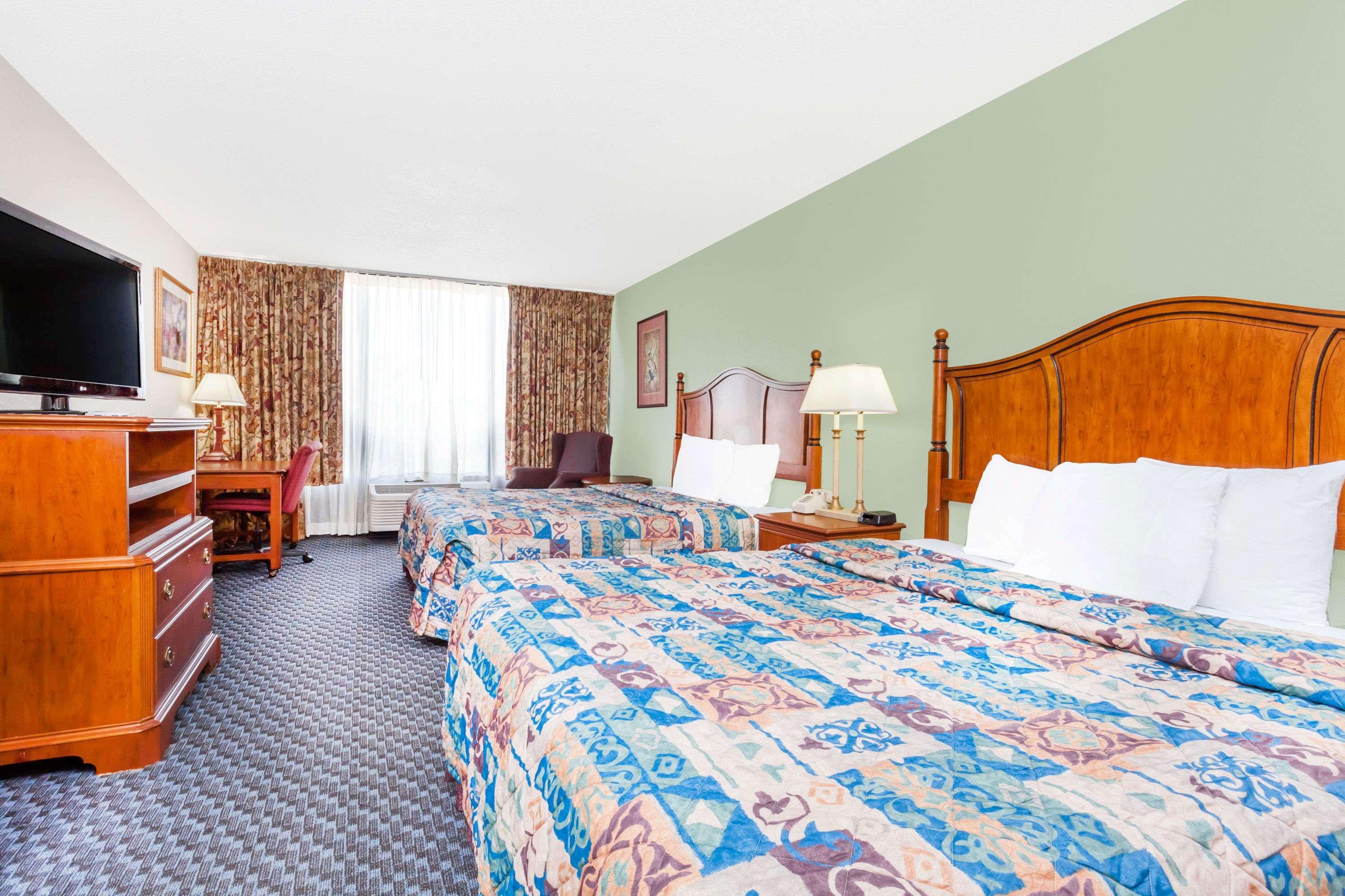 Days Inn & Suites By Wyndham Se Columbia Ft Jackson Eksteriør bilde