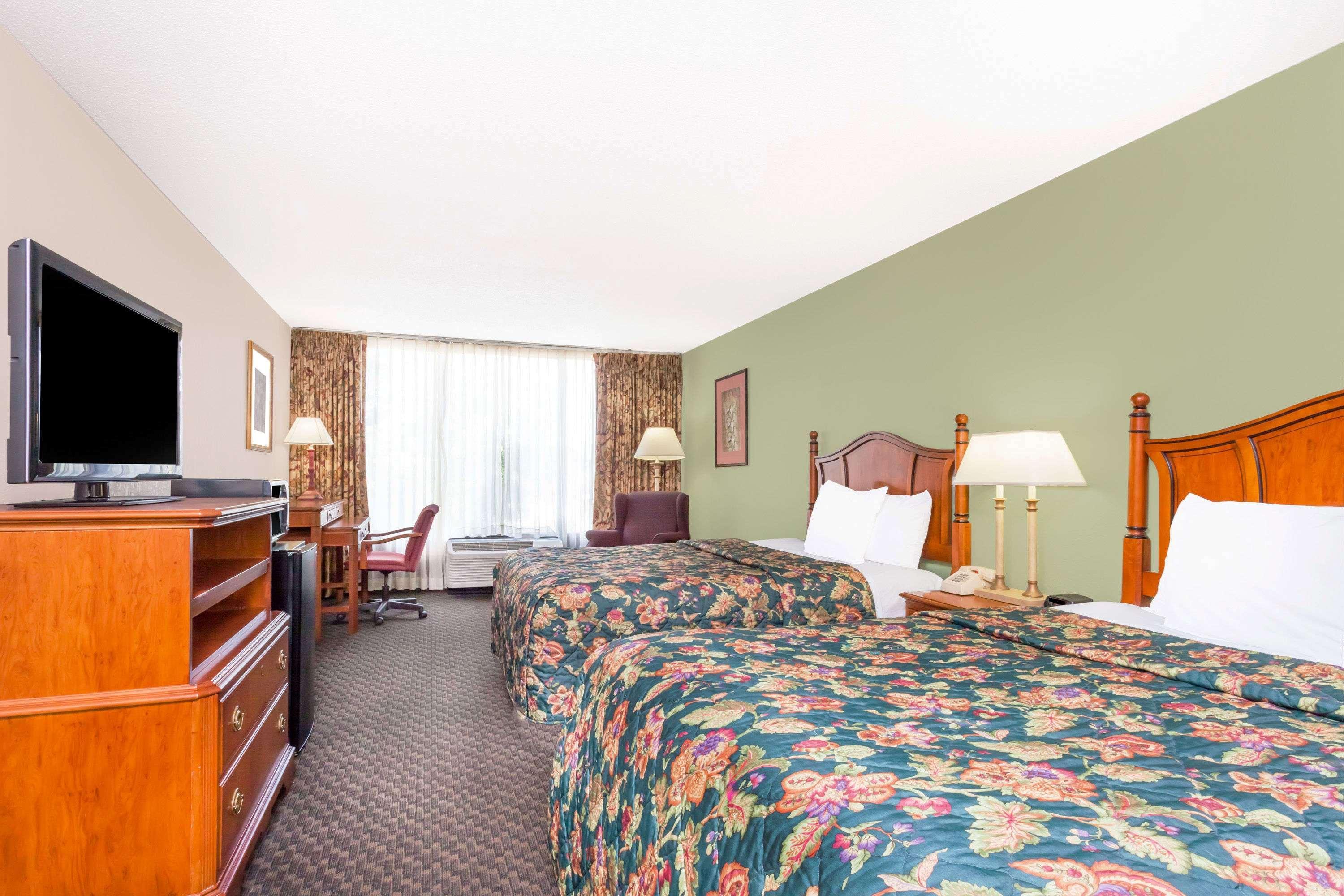 Days Inn & Suites By Wyndham Se Columbia Ft Jackson Eksteriør bilde