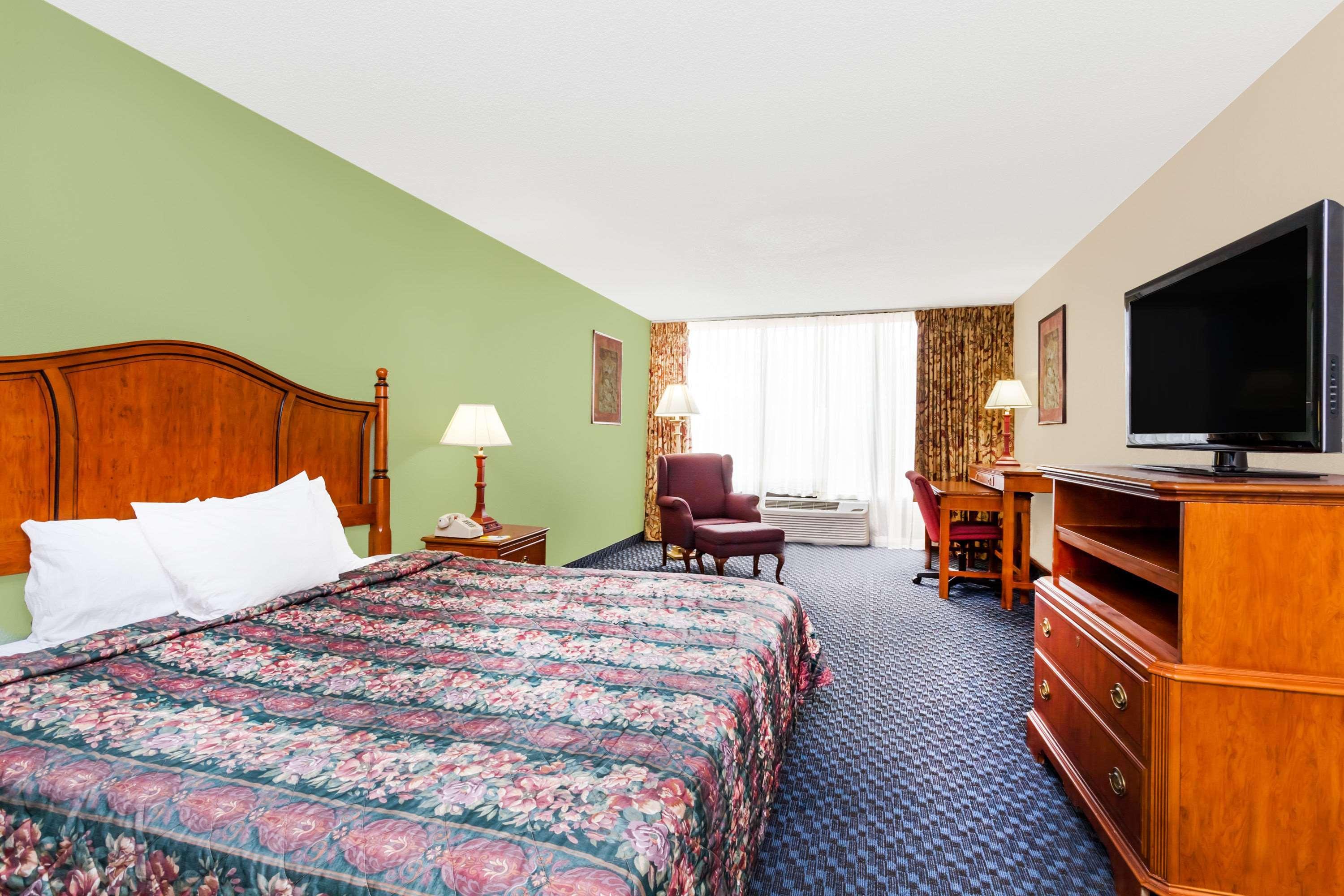 Days Inn & Suites By Wyndham Se Columbia Ft Jackson Eksteriør bilde