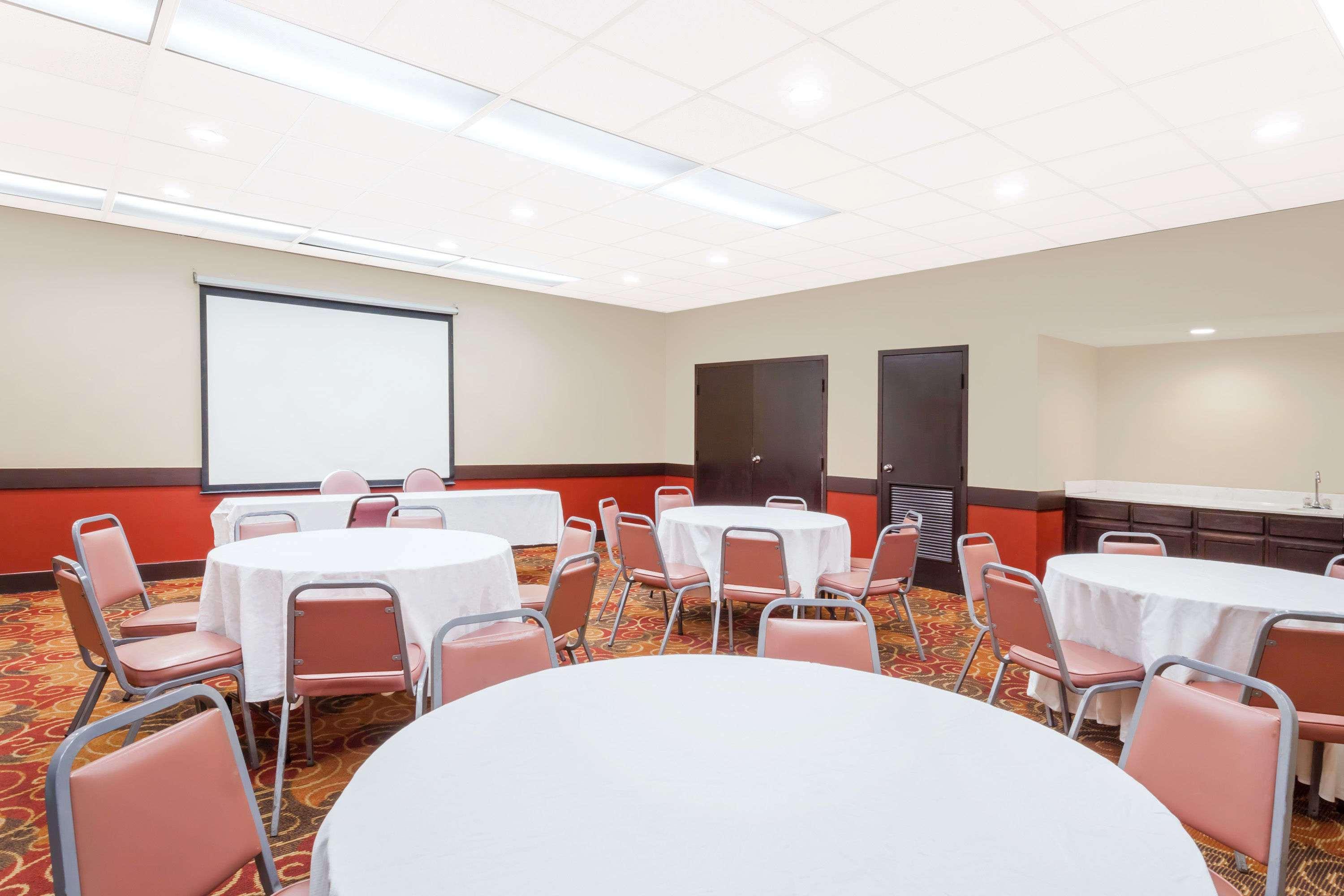 Days Inn & Suites By Wyndham Se Columbia Ft Jackson Eksteriør bilde