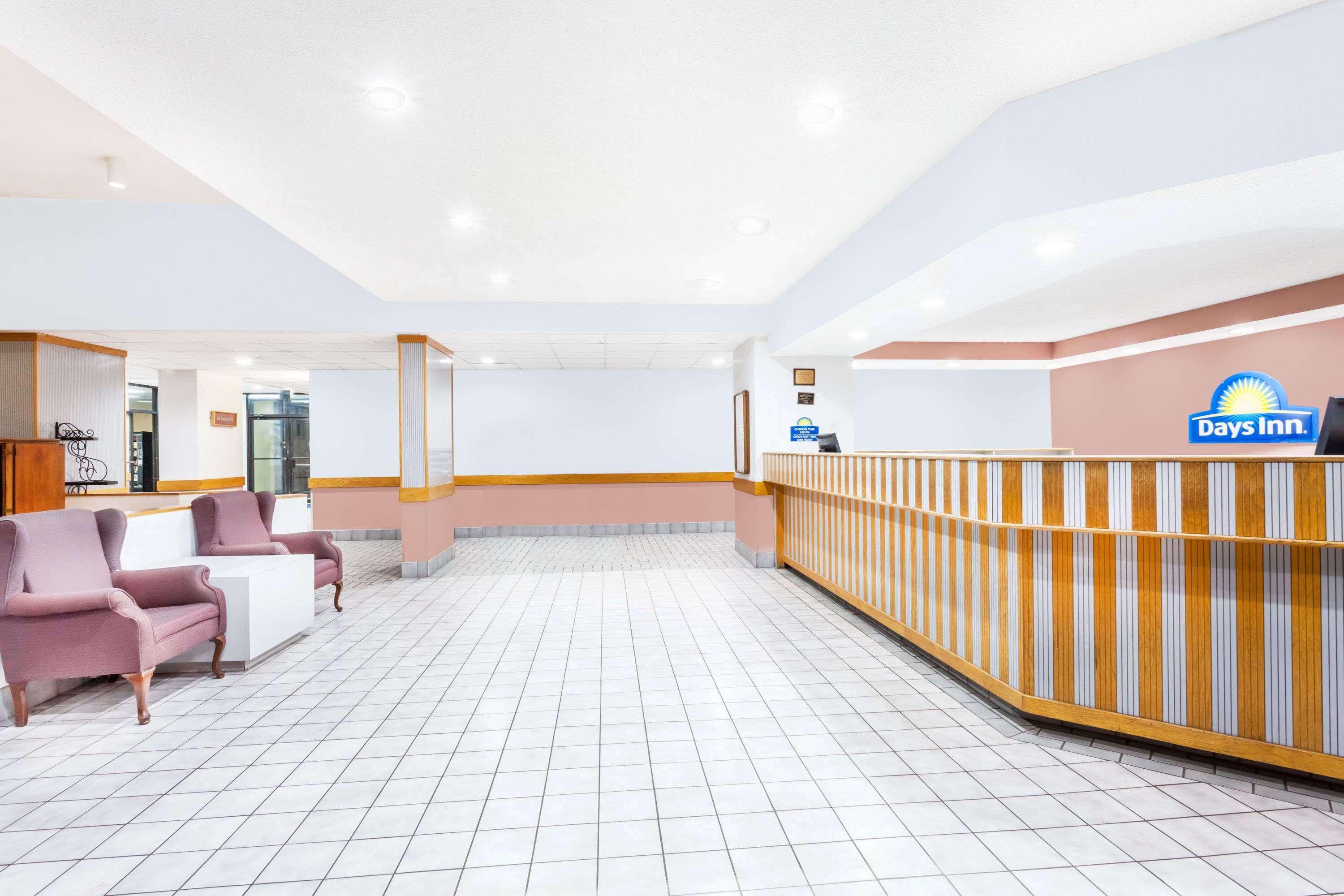 Days Inn & Suites By Wyndham Se Columbia Ft Jackson Eksteriør bilde