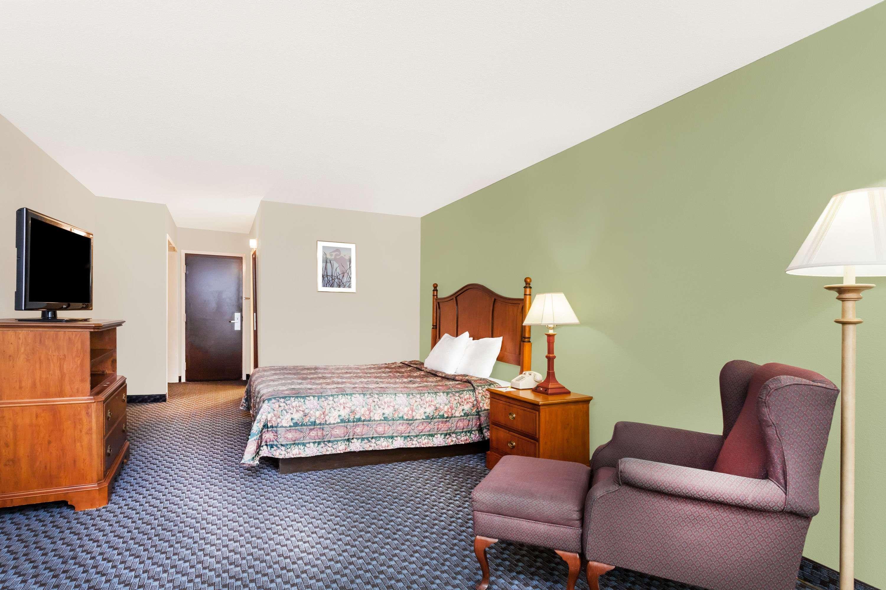 Days Inn & Suites By Wyndham Se Columbia Ft Jackson Eksteriør bilde