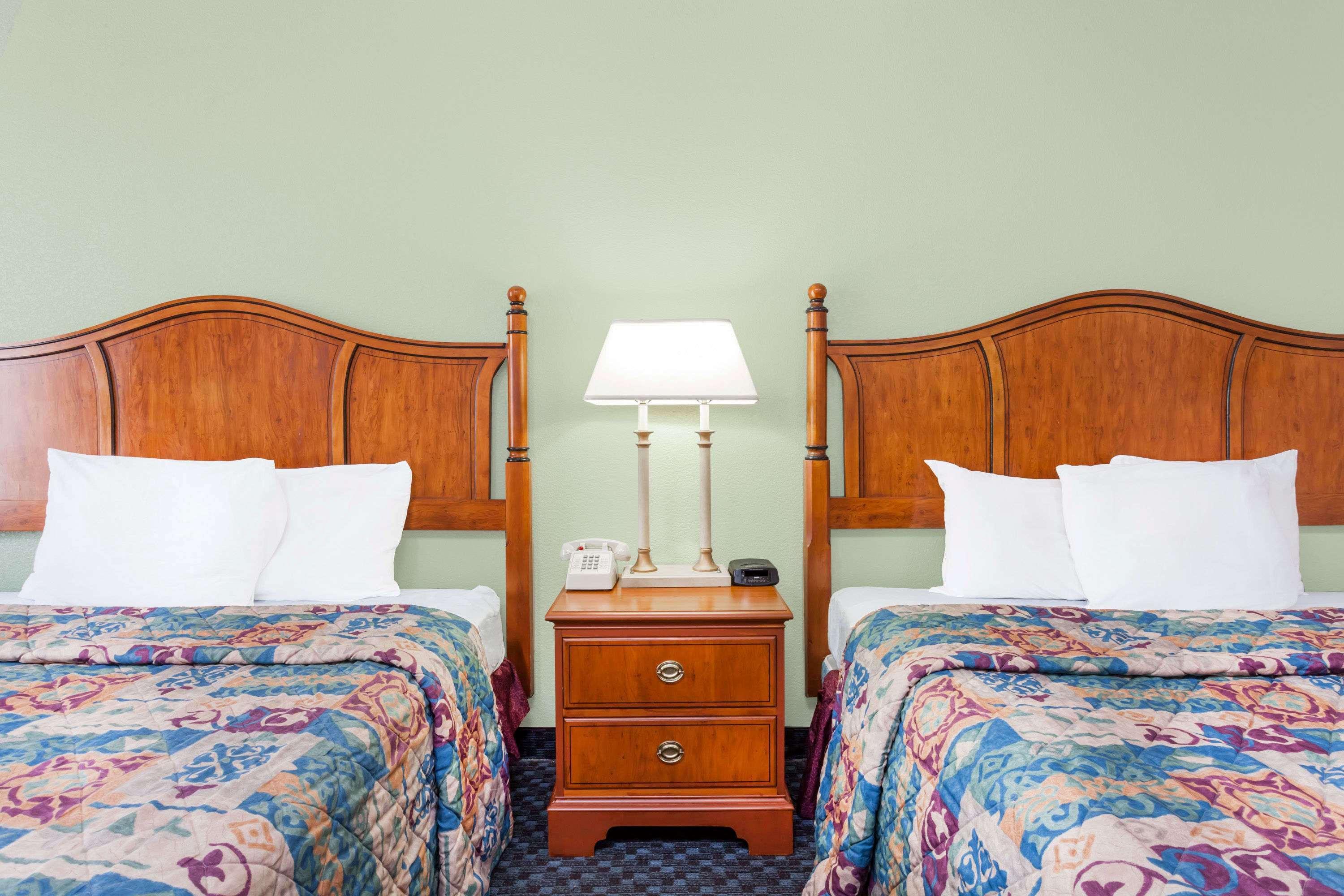 Days Inn & Suites By Wyndham Se Columbia Ft Jackson Eksteriør bilde
