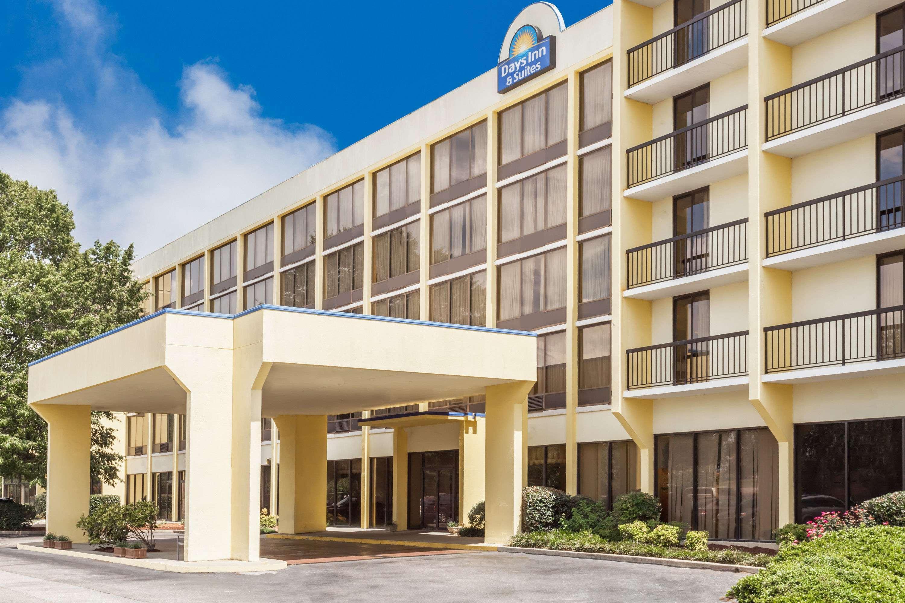 Days Inn & Suites By Wyndham Se Columbia Ft Jackson Eksteriør bilde
