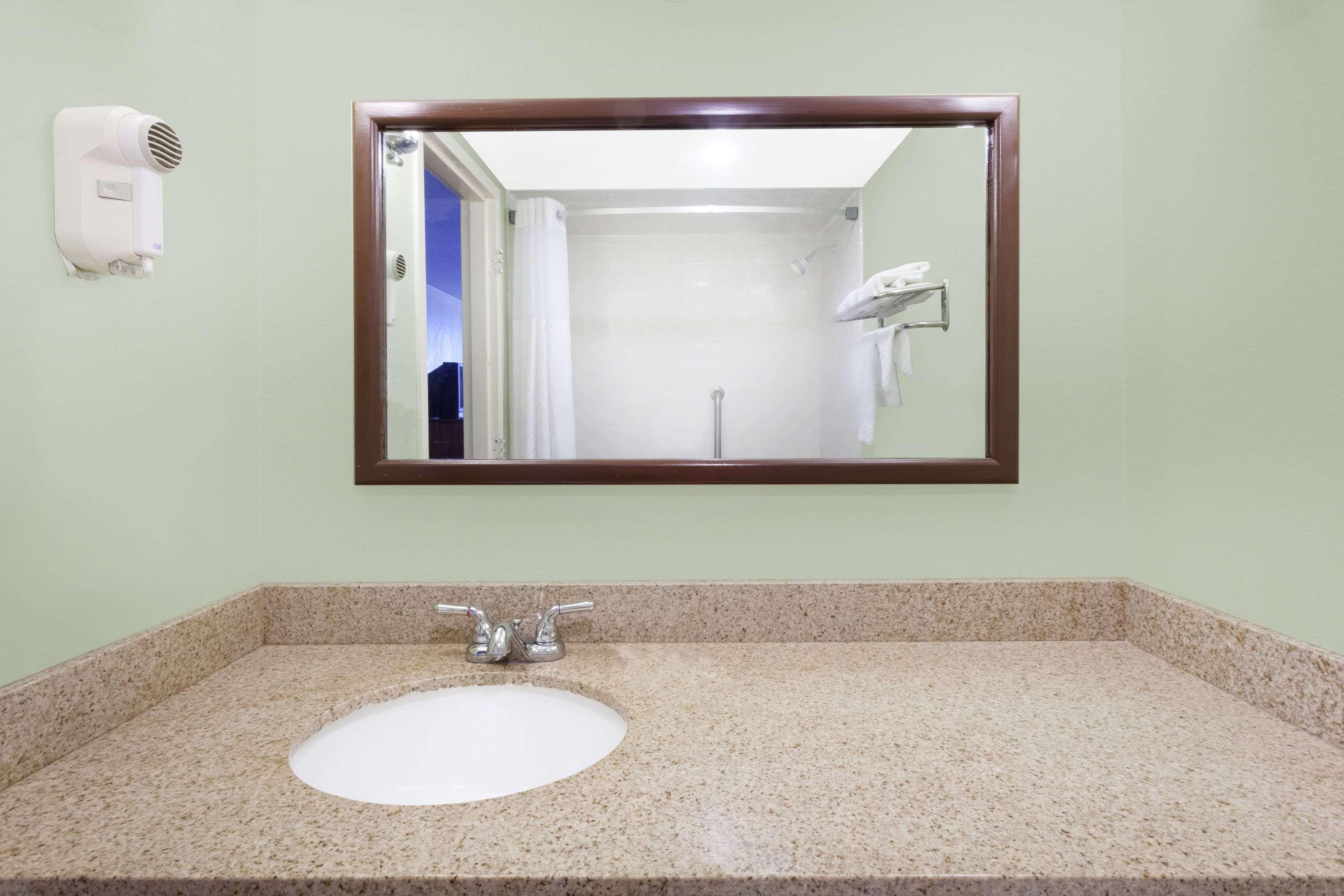 Days Inn & Suites By Wyndham Se Columbia Ft Jackson Eksteriør bilde