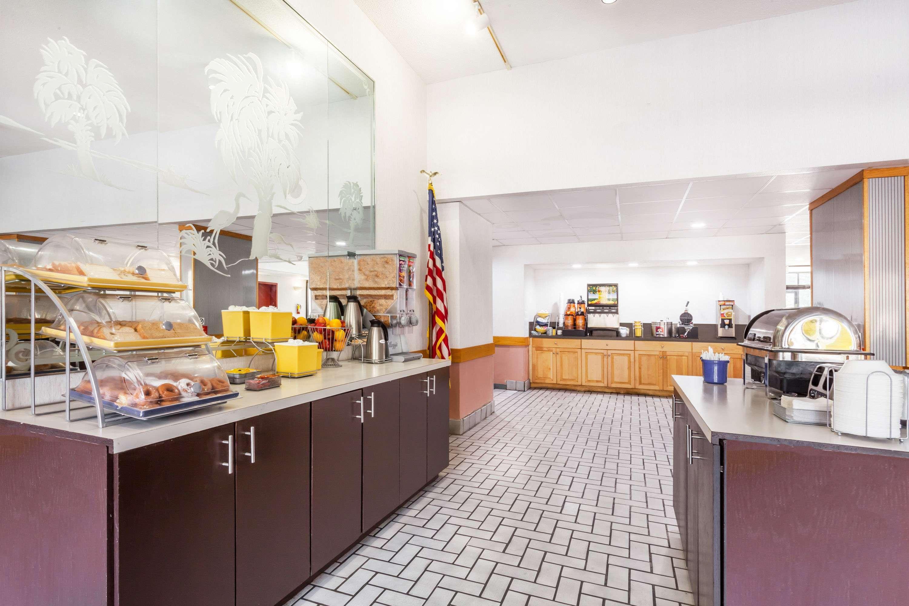 Days Inn & Suites By Wyndham Se Columbia Ft Jackson Eksteriør bilde