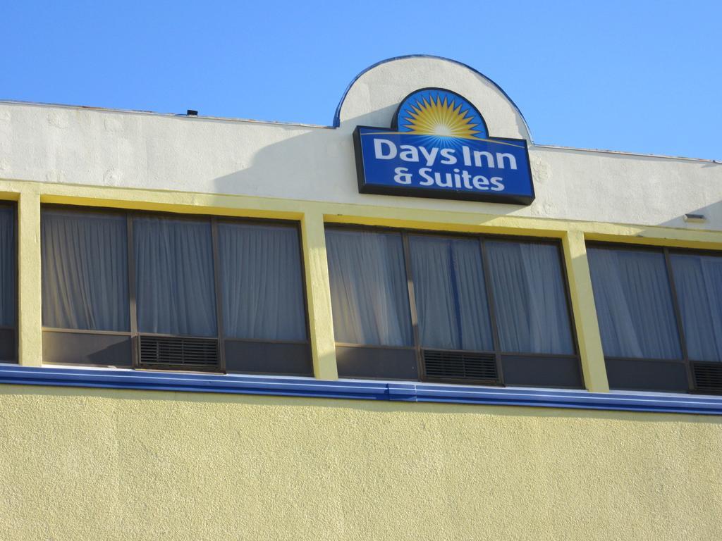 Days Inn & Suites By Wyndham Se Columbia Ft Jackson Eksteriør bilde