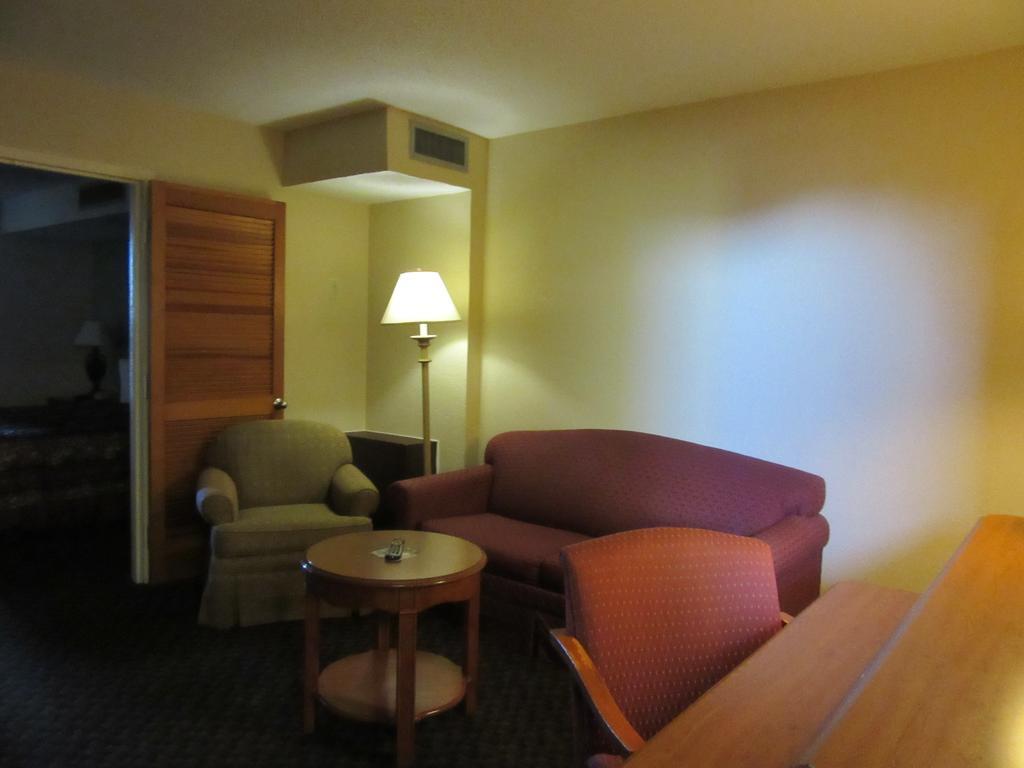 Days Inn & Suites By Wyndham Se Columbia Ft Jackson Eksteriør bilde