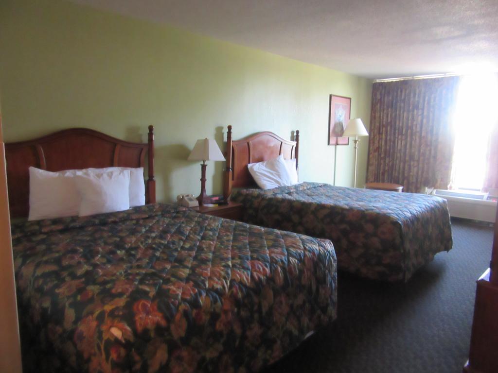 Days Inn & Suites By Wyndham Se Columbia Ft Jackson Eksteriør bilde