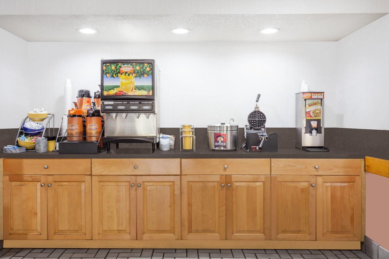 Days Inn & Suites By Wyndham Se Columbia Ft Jackson Eksteriør bilde